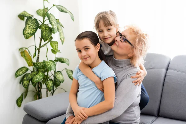 Felice nonna matura di mezza età e poco prescolastico due nipoti divertirsi giocando a casa — Foto Stock