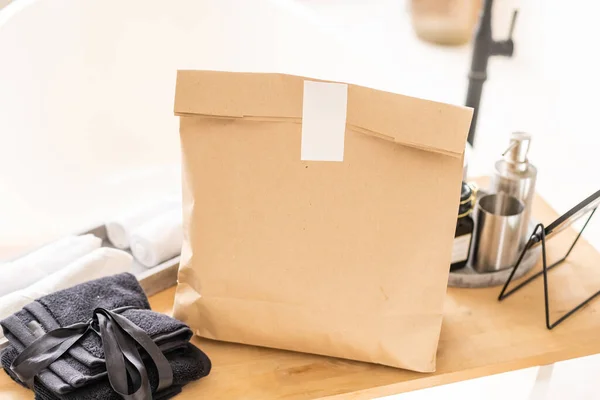 Mehrweg-Papiertüte mit Bio-Naturkosmetik-Set für Wellness, Bad und Hautpflege mit Kopierraum für Ihr Design. — Stockfoto