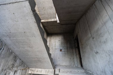 Tamir edilmeden inşaatçılardan sonra büyük bir daire boşaltmak. Tadilata başlayın. Yeni ev