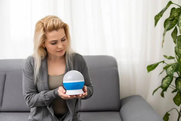 A fortune teller gazes into her ball — Stock Photo, Image