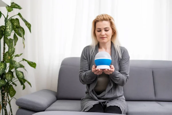 A fortune teller gazes into her ball — Stock Photo, Image