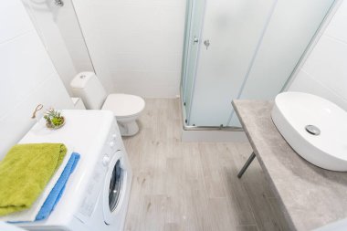 Lavabosu, tuvaleti ve duşu olan modern ikiz banyo..