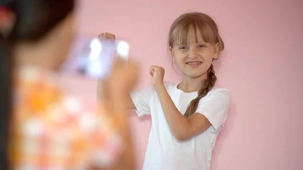 Dos niñas tomando fotos con un smartphone — Foto de Stock