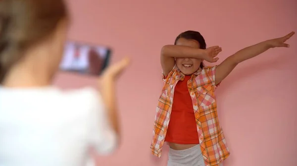 Due bambine che scattano foto con uno smartphone — Foto Stock