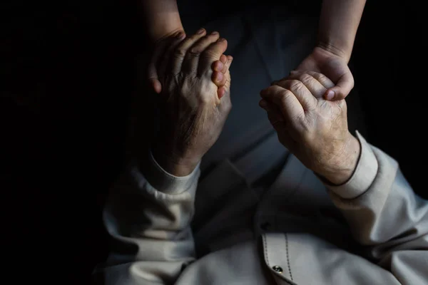 Zeer oudere overgrootmoeder en kleindochter houden elkaars hand vast — Stockfoto