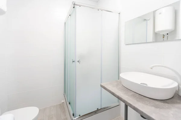 Detalle de lavabo de encimera en baño moderno con accesorios de acero y jarrón —  Fotos de Stock