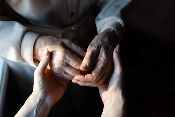 Sehr alte Urgroßmutter und Enkelin halten Händchen — Stockfoto