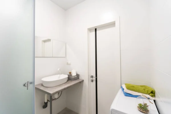 Modern kétágyas fürdőszoba mosdóval, WC-vel és zuhanyzóval. — Stock Fotó