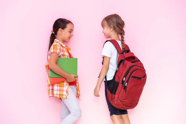 Joyeuses petites filles avec des camarades de classe qui s'amusent à l'école — Photo