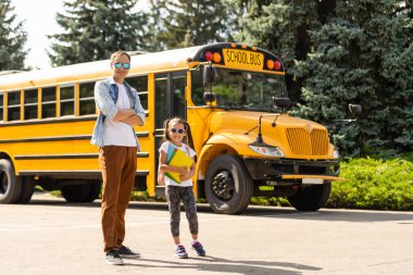 Kız ve babası okul servisinin yanında okula dönüyorlar.