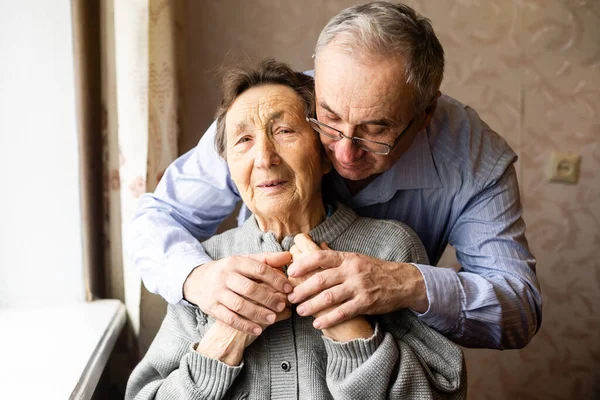 Assistência Social para Idosos, homem velho e mãe velha — Fotografia de Stock