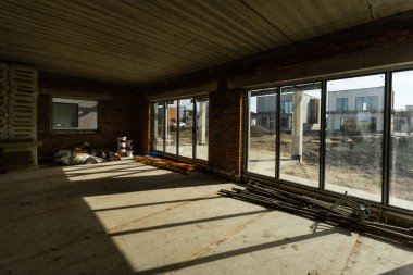 Konut projesinin iç inşaatı boyanmadan yamalandı.