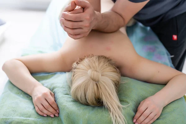 Mulher gordinha bonito recebendo uma massagem nas costas em casa — Fotografia de Stock