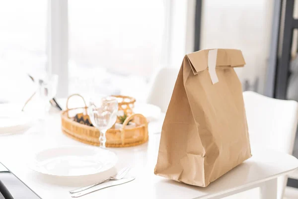 Pacotes de papel com mantimentos na mesa da cozinha — Fotografia de Stock