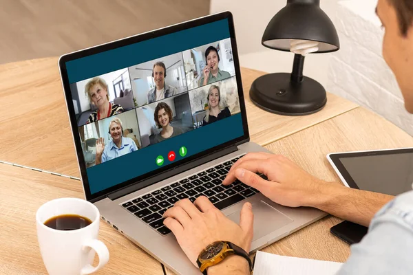 Reunión virtual en línea. Videoconferencia por portátil. Reunión de negocios en línea. En la pantalla del portátil, las personas que se reunieron en una videoconferencia para trabajar en línea —  Fotos de Stock