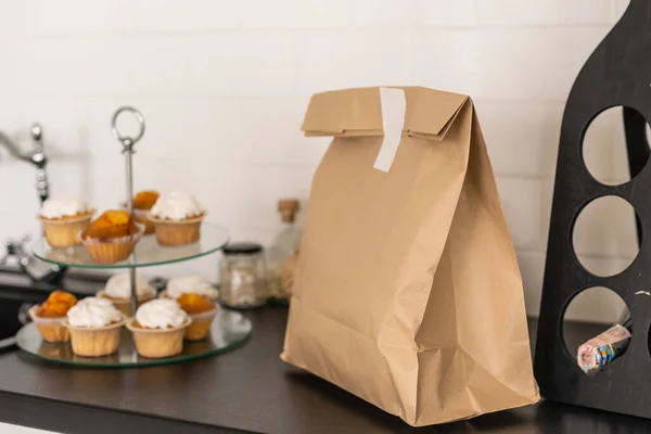 Papírové balíčky s potravinami na kuchyňském stole — Stock fotografie