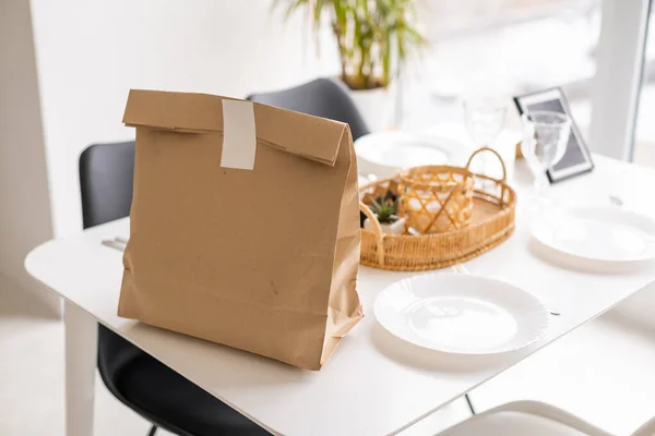 Paquets en papier avec épicerie sur la table de cuisine — Photo