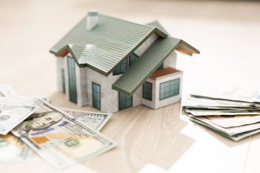 Binanın planı, paranın yanındaydı. Evin planının yanındaki paradan bahsediyorum. İpotek. Emlak satın almak. Konsept - ev satın alma tasarrufu.