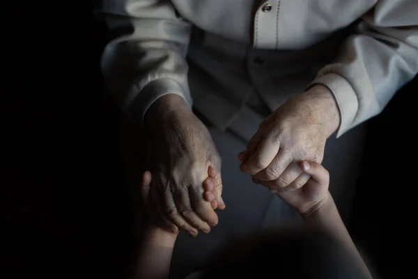 Abuela irreconocible y su nieta cogidas de la mano. — Foto de Stock