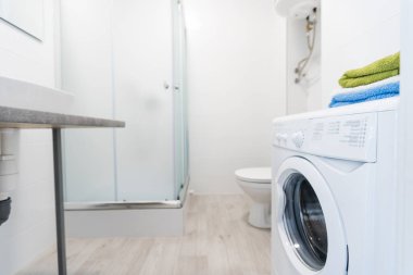 Ekranlı modern beyaz çamaşır makinesi ön panel