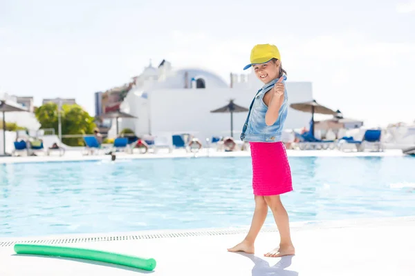 Conceito de férias de verão. Pequena menina bonito de mãos dadas perto de uma piscina — Fotografia de Stock