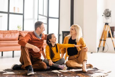 Aile evde birlikte vakit geçiriyor.