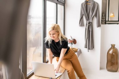 Hippi kadın Laptop Devasa Çatı Stüdyosu kullanıyor. Öğrenci Araştırma Süreci. Yaratıcı Çalışan Genç İş Kadını Modern Ofis. Piyasa hisselerini analiz et, yeni strateji