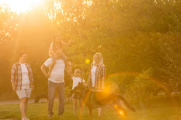 여러 세대의 가족 이 함께 시골 길을 걷다 — 스톡 사진
