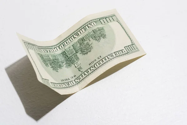 Voando notas de 100 dólares americanos, isoladas sobre fundo branco — Fotografia de Stock