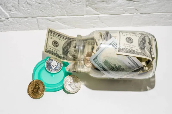Bitcoins χάλκινο χρυσό νόμισμα στο γυάλινο βάζο σε λευκό ξύλινο τραπέζι. Σετ κρυπτονομισμάτων με πραγματικό ευρώ, δολάρια στο βάζο. Εξοικονόμηση, επενδύσεις, έννοια χρηματοοικονομικού κινδύνου — Φωτογραφία Αρχείου