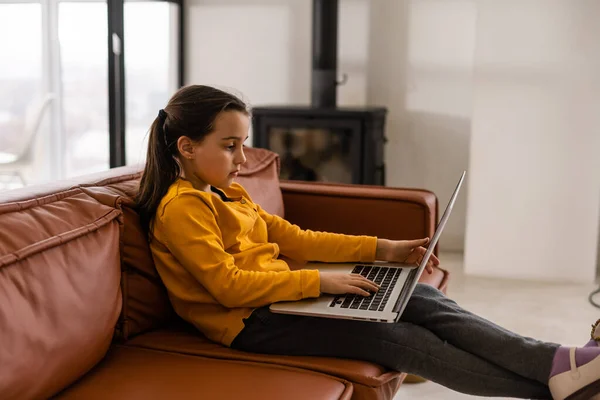 Dijital Laptop E- öğrenme Konsepti Kullanan Küçük Kız — Stok fotoğraf
