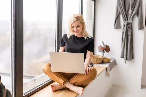 Fiatal gyönyörű nő használ egy laptop otthon — Stock Fotó