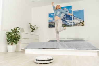 Robotik süpürge lamine ahşap zemin üzerinde çalışıyor.