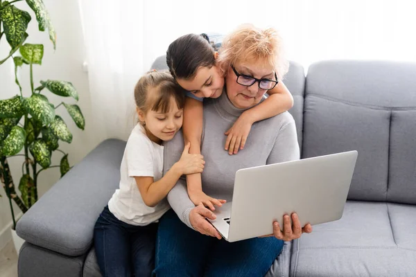 Grand-mère avec des petites-filles utiliser un ordinateur — Photo