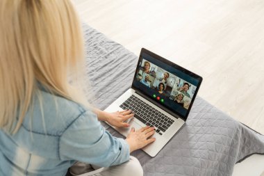 Laptop 'ta arkadaşlarla görüntülü konuşma