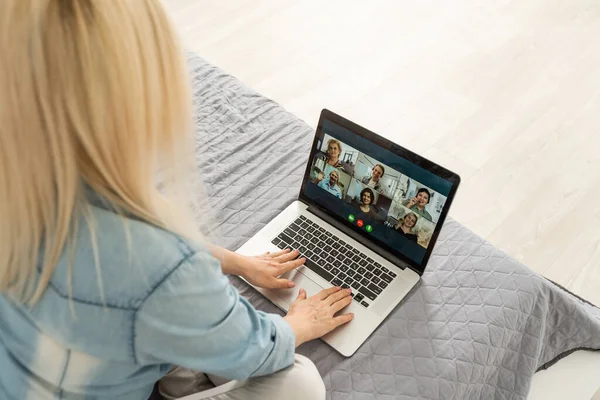 Mulher vídeo conversando com amigos no laptop — Fotografia de Stock