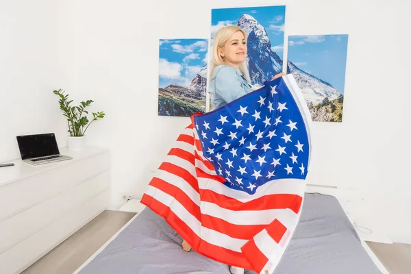 ABD bayrağı taşıyan güzel bir kadın. — Stok fotoğraf