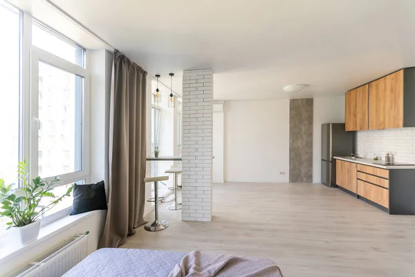 Moderne keuken in een enorme loft — Stockfoto