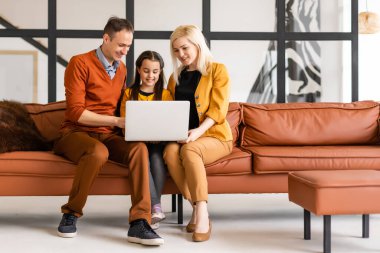 Aile İçişleri Bakanlığı 'nda laptopta çalışıyor.