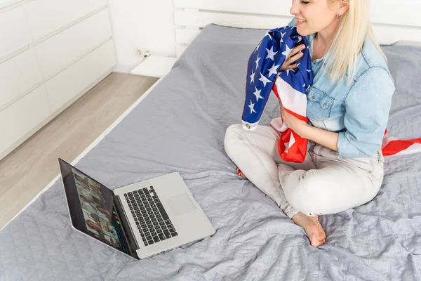 Vrouw met usa vlag en video door laptop — Stockfoto