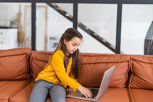 Menina usando Digital Laptop E-learning Concept — Fotografia de Stock