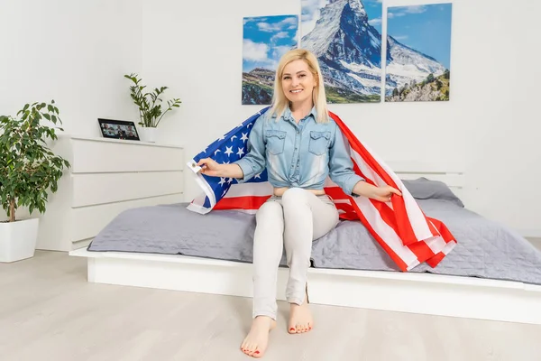 연합된 국가의 깃발을 들고 있는 아름다운 소녀 — 스톡 사진