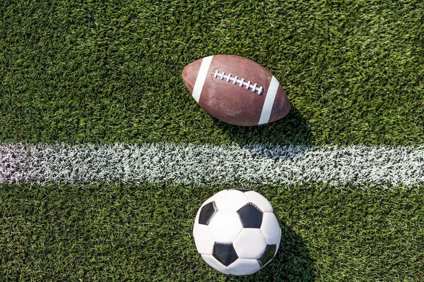 Футбольне поле та стадіон, м'яч для регбі та футбольний м'яч на стадіоні — стокове фото