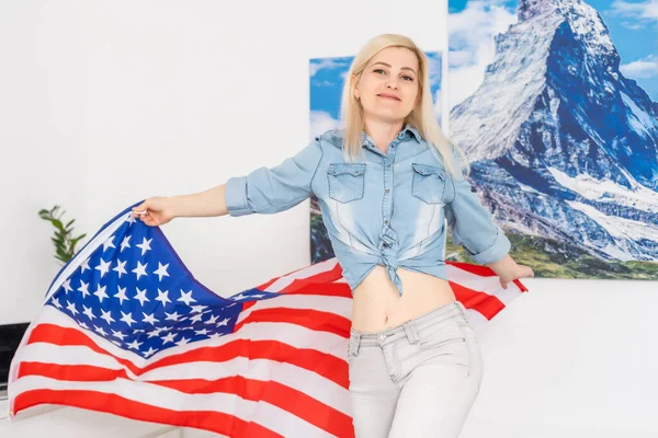 Amerikan bayrağına karşı mutlu genç bir kızın portresi — Stok fotoğraf