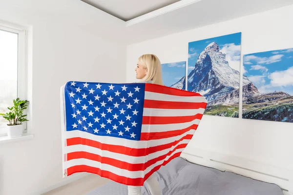 미국 애국자. 미국 국기를 들고 미소짓고 있는 행복 한 젊은 여성의 모습 — 스톡 사진