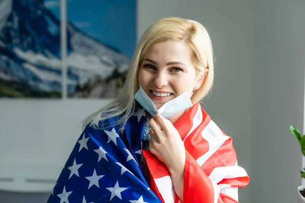 Maskeli kadın ve Amerikan bayrağı. ABD Coronavirüs salgını COVID-19. — Stok fotoğraf