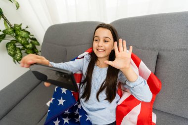 Amerikan bayrağı taşıyan küçük bir kızın portresi. Amerikan eğitimi, Amerika 'da öğrenim