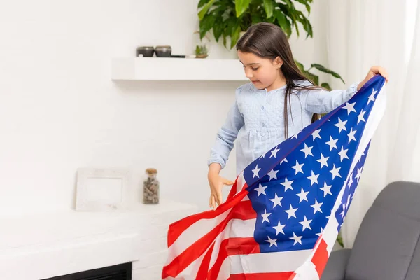 Vacanza patriottica. Ragazzina felice, ragazzina carina con bandiera americana. USA festeggia il 4 luglio. — Foto Stock