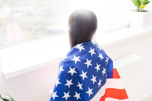 Belle petite fille patriotique avec le drapeau américain tenu dans ses mains tendues — Photo