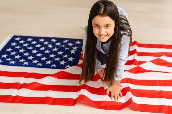 미국 국기 위에 사랑 스러운 어린 소녀의 사진 — 스톡 사진